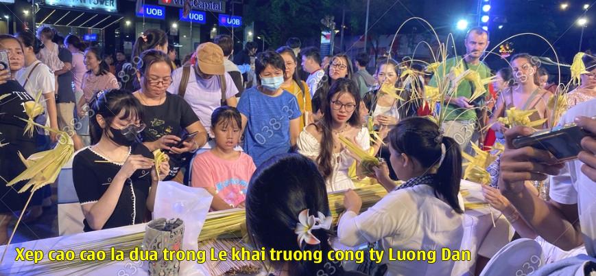 Xep cao cao la dua trong Le khai truong cong ty Luong Dan