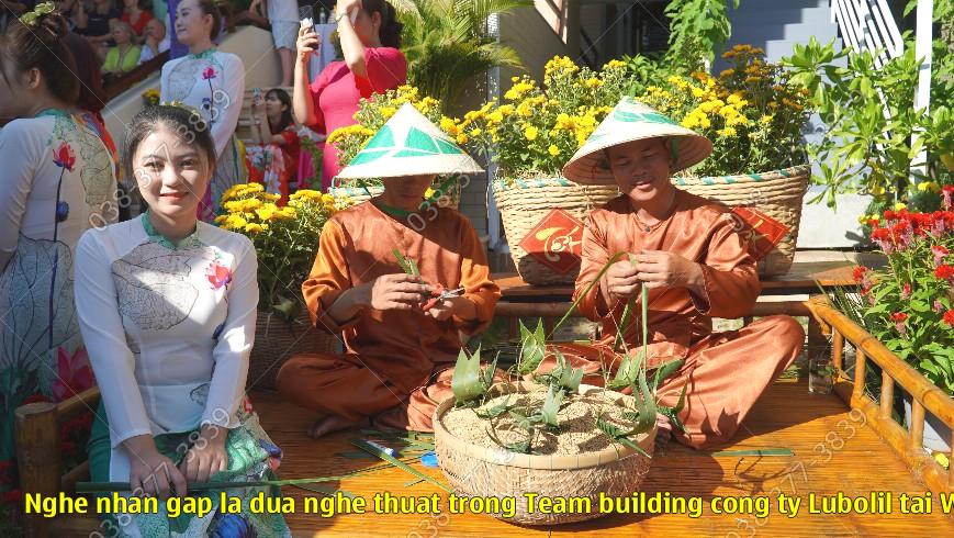 Nghệ nhân gấp lá dừa nghệ thuật trong Team building công ty Lubolil tại Wakihum Resort Vũng Tàu