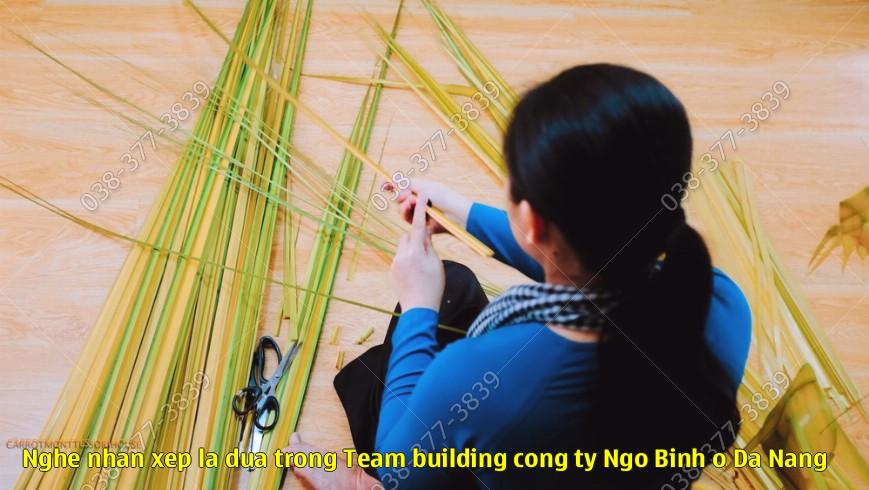 Nghệ nhân xếp lá dừa trong Team building công ty Ngô Bình ở Đà Nẵng