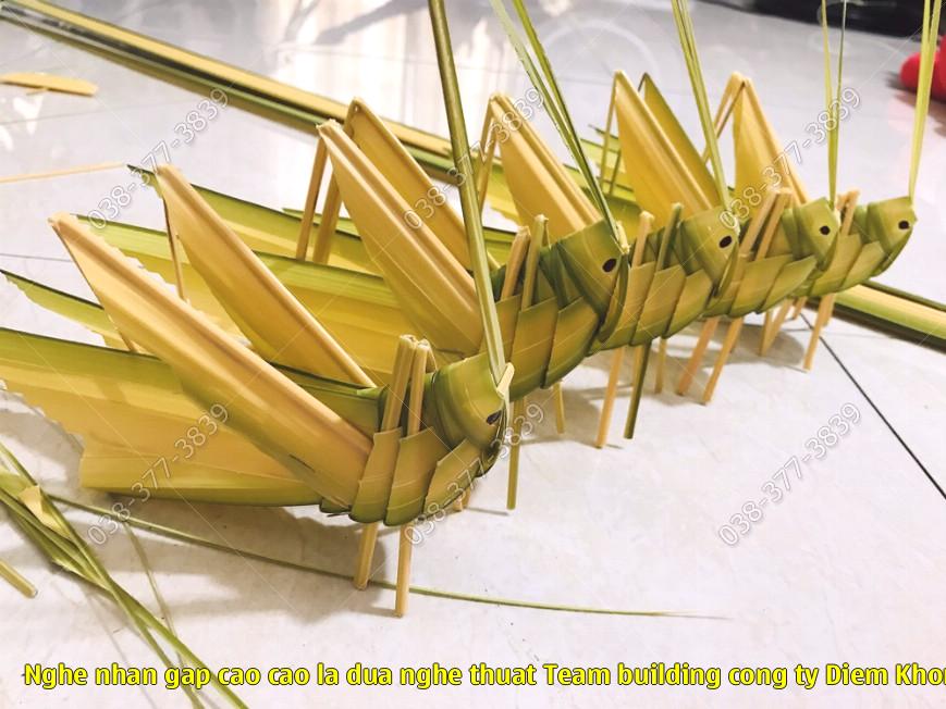 Nghệ nhân gấp cào cào lá dừa nghệ thuật – Team building công ty Diễm Khổng tại Đà Nẵng