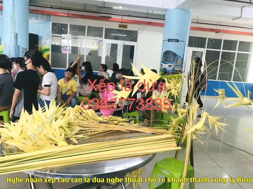 Nghệ nhân xếp cào cào lá dừa nghệ thuật cho Lễ khánh thành công ty Bicuden