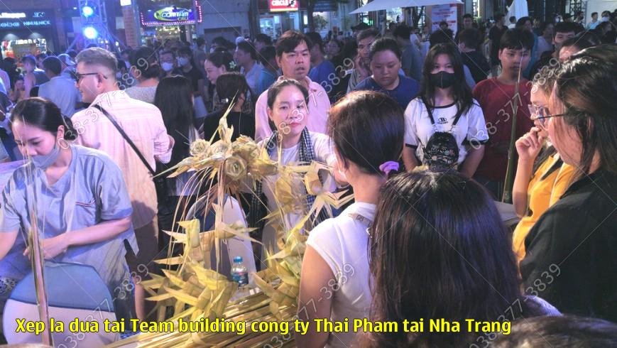 Xếp lá dừa tại Team building công ty Thái Phạm tại Nha Trang